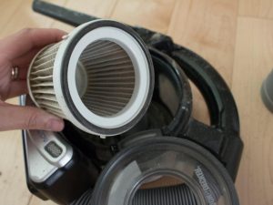 how-to-clean-car-vacuum-filter-2